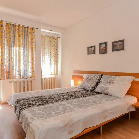 Lion's Bridge Sunny One Bedroom