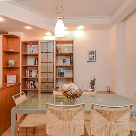 Lion's Bridge Sunny One Bedroom *