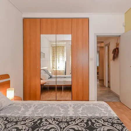 Lion's Bridge Sunny One Bedroom *